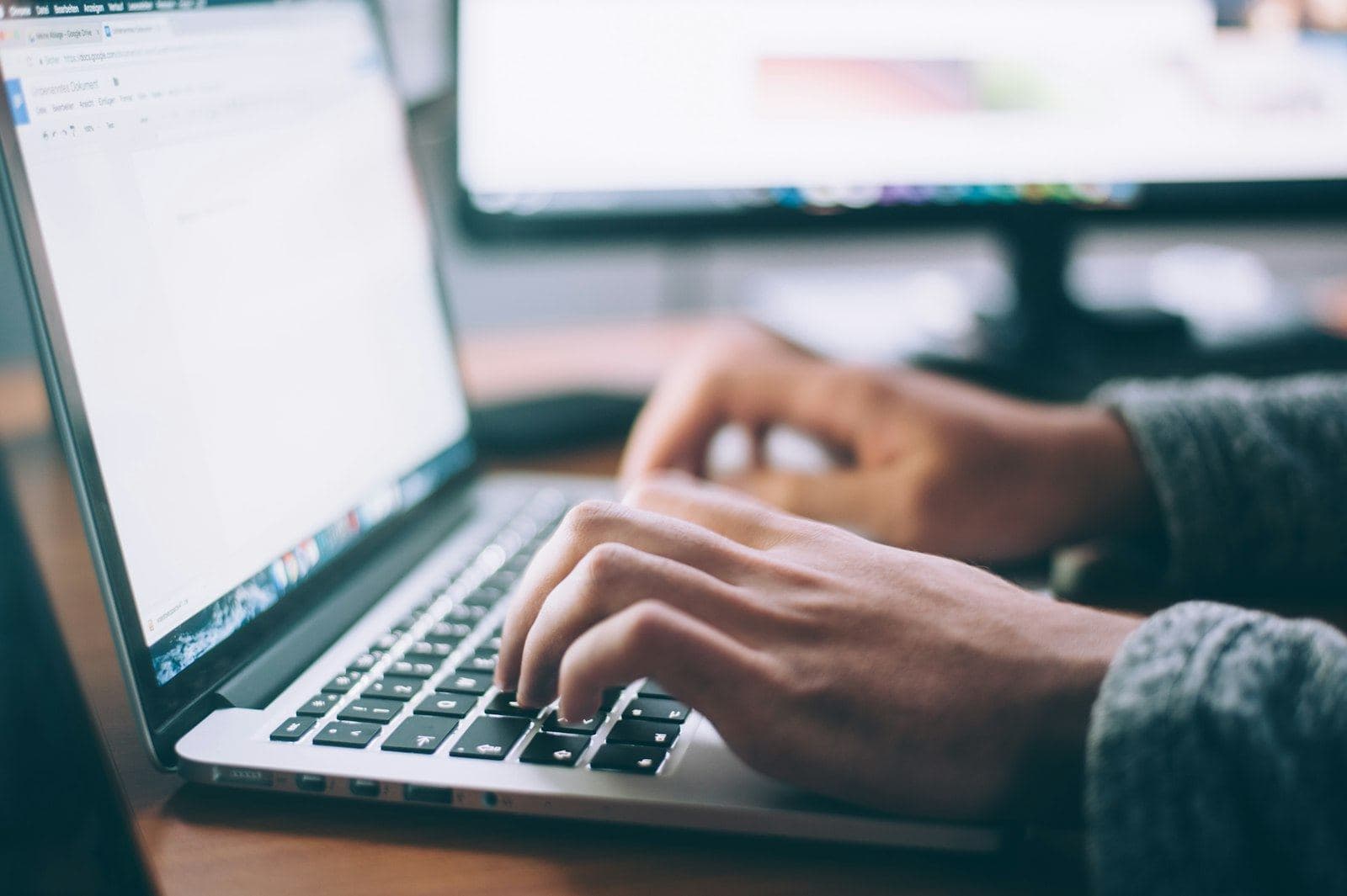 Photo d’illustration : mains sur le clavier d’un ordinateur portable