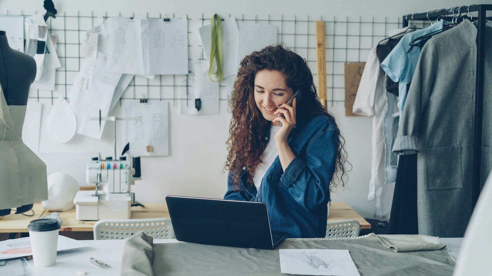 Photo d’illustration : dirigeante travaillant dans son bureau
