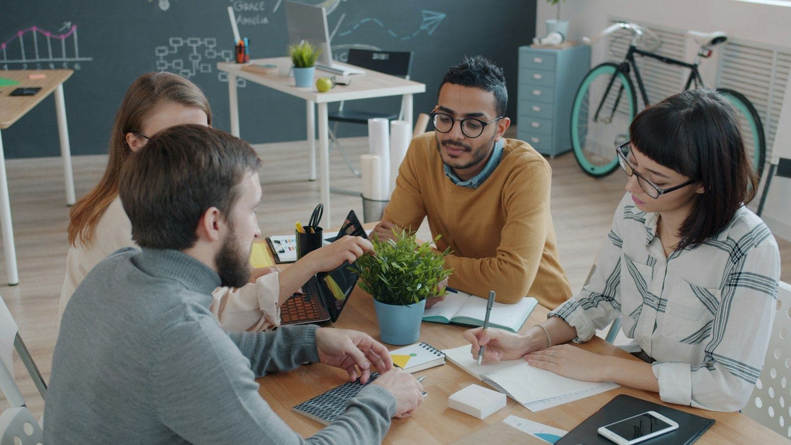 Photo d’illustration : équipe réunie autour d’une table