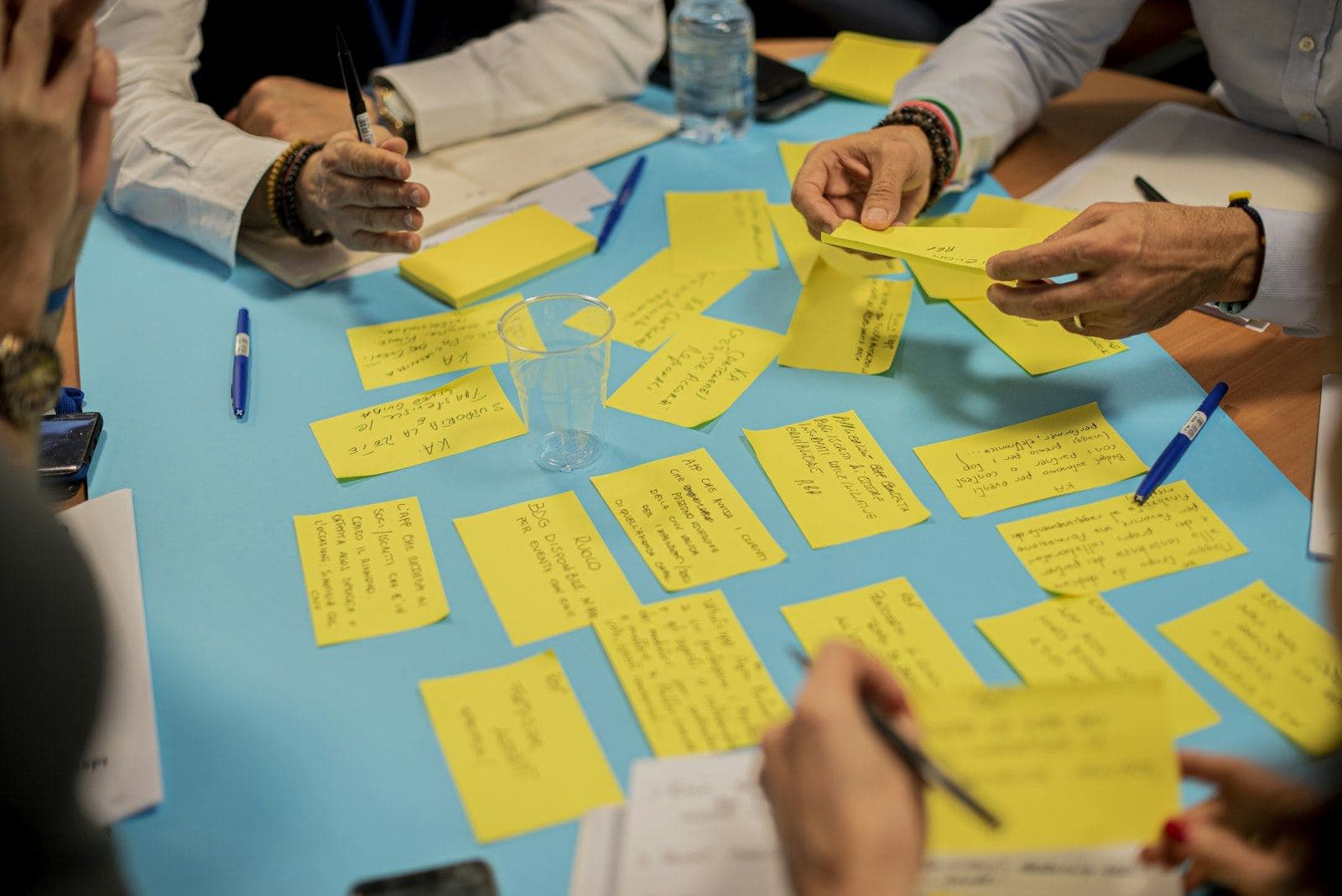 Photo d’illustration : atelier avec des post-it sur une table